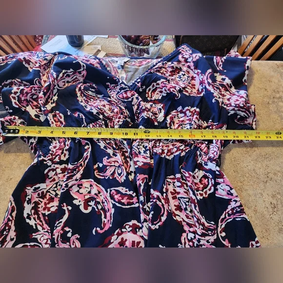 NEW Crown & Ivy Navy Paisley Print Top Size 1X (14/16) - Picture 8 of 11